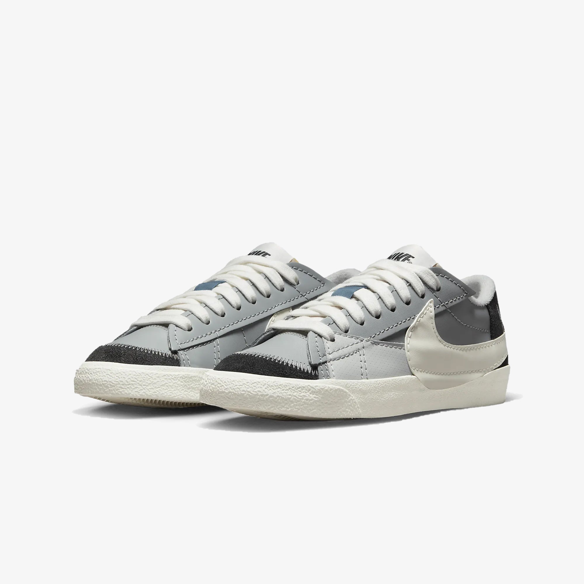 Blazer Low '77 Jumbo SE Lt Smoke Grey Sail Photon Dust.